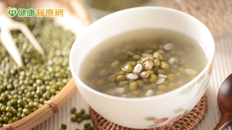 懂得節制飲食，並善用健脾祛濕的食材與茶飲，身體就能逐步恢復代謝力，濕氣排出、油膩感消失，自然回到輕盈不腫的狀態。