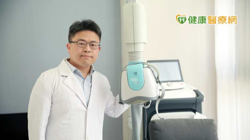 林彥鋒醫師長期致力於研究預測憂鬱症療效的基因體與腦功能檢查，近年更以憂鬱症精準醫療研究獲得國科會「國際年輕傑出學者」與國衛院「年輕學者研究獎」。