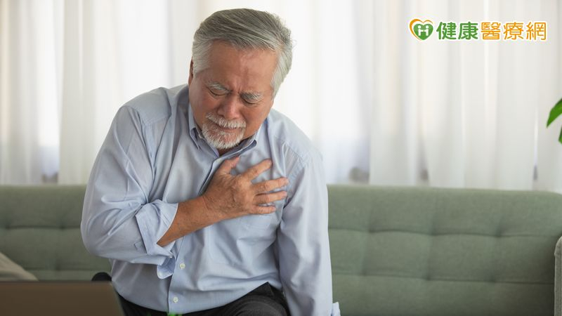 林謂文醫師說明，心臟衰竭常見症狀為「累、喘、腫」，而急性心臟衰竭時則會合併嚴重的胸悶、胸痛、呼吸困難、心悸和頭暈等情況，出現這些症狀時，應盡快就醫治療。