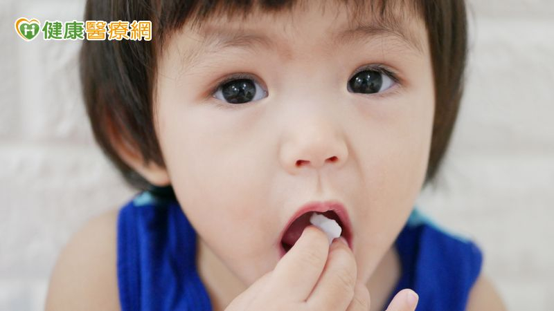 醫療團隊聯繫耳鼻喉科安排緊急「硬式支氣管鏡」手術，在全身麻醉下成功取出差點奪走小安呼吸的芭樂塊，然而異物滯留已造成吸入性肺炎。（示意圖／非當事人）