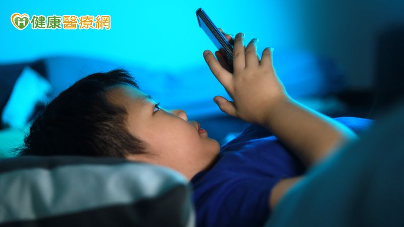 隨著3C產品普及，孩童近距離用眼的時間不知不覺增加，若沒有家長適當引導與保護，可能會導致近視提前發生、甚至持續惡化。
