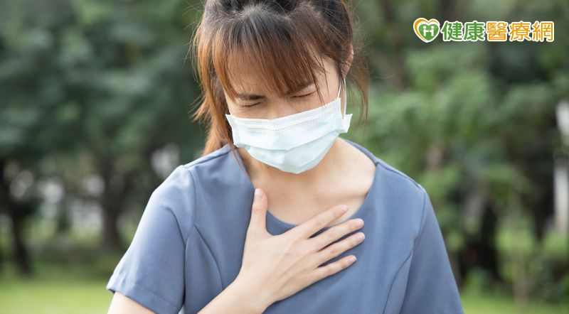 坊間流傳「用塑膠袋呼吸」來緩解過度換氣，這並非萬靈丹，反而會提高缺氧風險。