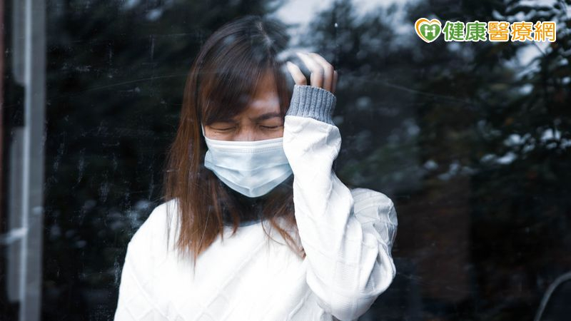 當巨大腫瘤壓迫視神經時，可能造成視野缺損等視覺功能影響，另方面也可能壓迫正常的腦下垂體導致荷爾蒙低下。