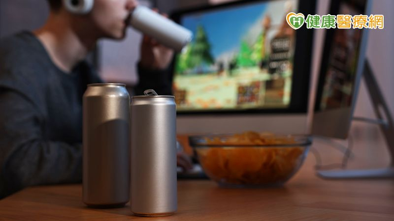 一男子每天要喝8罐高濃度能量飲料，單日咖啡因攝取量高達1,200至1,300 mg。而英國與美國均建議，成人每日咖啡因上限為400 mg，相當於2到4杯咖啡，代表男子的攝取量足足高出建議值的3倍。