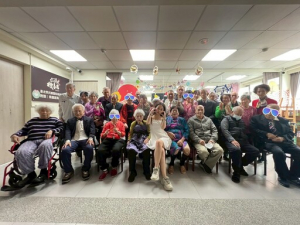 北榮桃分院桃喜居舉辦「年終化妝舞會」　長輩換裝走秀展現活力