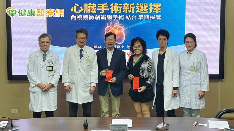台北榮總率發展「內視鏡微創瓣膜手術」，縮短患者術後的拔管時間和恢復期。圖由左至右，依序為心臟血管中心余文鍾主任、副院長曾令民、病友陳先生、呂女士、心胸麻醉科張嫚芸醫師、心臟血管外科郭姿廷醫師。