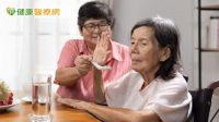 長輩隱忍不適總說「沒事」？醫：家屬主動陪伴就醫降壓力