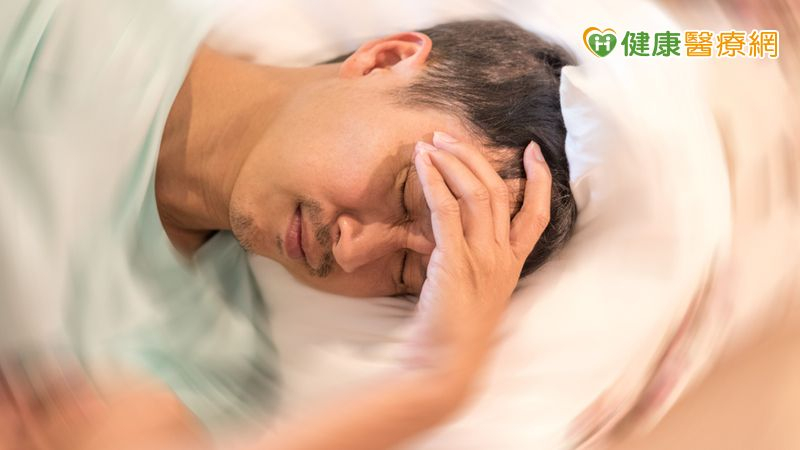 重複性跨顱磁刺激術（rTMS）」以高強度磁場產生微電流，穿透頭皮與顱骨，直接調控大腦皮質，有效引導神經訊號傳遞，為中風病患帶來更具突破性的治療契機。