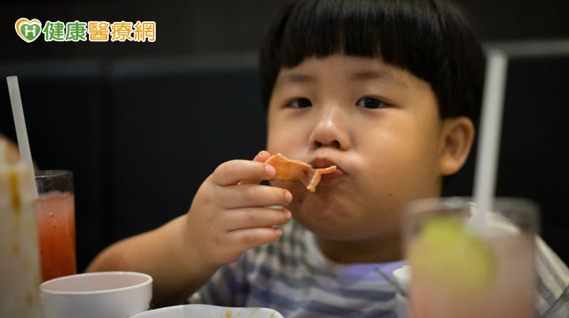 邱志勇醫師強調，從出生到兒童時期的代謝變化觀察顯示，嬰幼兒配方奶餵養與肥胖風險相關，而學齡前兒童因飲食型態改變所引起的肥胖，與過敏疾病密切相關。