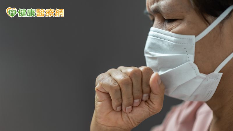 衛生福利部疾病管制署表示，流感疫情預估春節前後達高峰，目前病毒仍持續活躍於社區環境中，高風險族群踴躍施打疫苗，以降低重症及死亡風險。