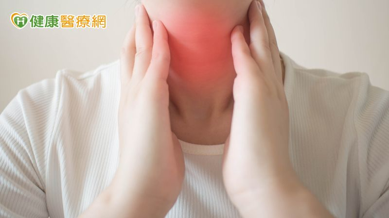 醫師表示，民眾若能摸到甲狀腺的不明硬塊，通常表示腫瘤可能已有一定大小或數量，並非早期。