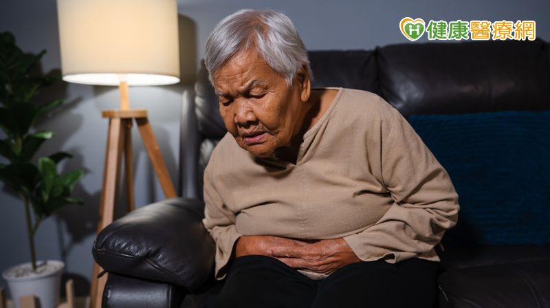 李柏賢醫師表示，抗生素後腸道受傷，低纖飲食會讓其更難癒合，困難梭菌就有機會趁虛而入。