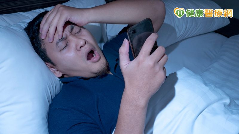 在中醫觀點中，失眠又稱為「不寐」，指入睡困難、多夢易醒或夜不能眠等現象。