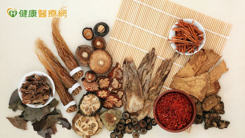 基於民眾用藥安全的考量，藥材的選用必須藉由中藥材的外觀與顯微鏡鑑別，確認正確的基源，以達應有的臨床療效。