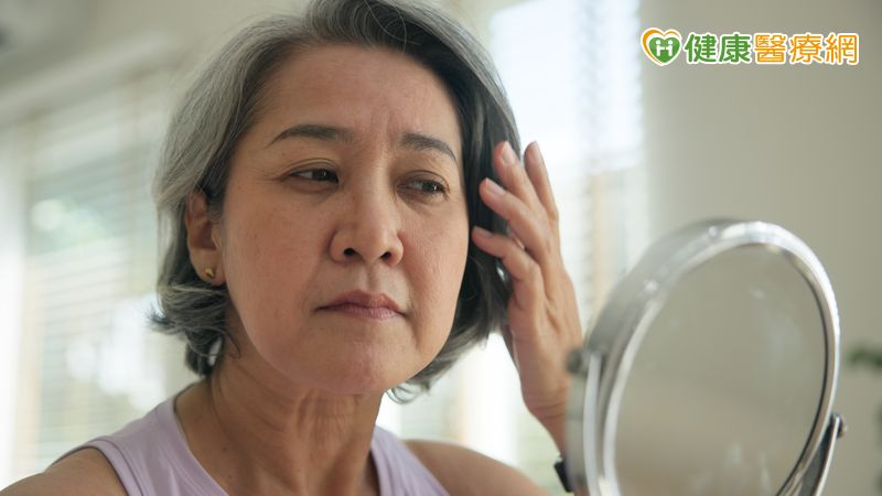 肢端肥大症的病灶位於腦下垂體，當此處發生腫瘤病變時，會刺激生長激素過量分泌。