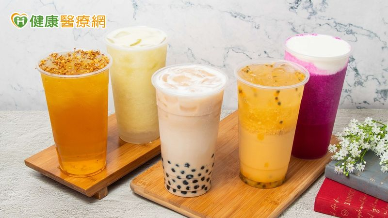 喝手搖飲不必完全禁止，關鍵在於選擇。建議優先選無糖純茶或鮮奶茶、避免再額外加糖，並選擇小杯或中杯，既能滿足咀嚼口感，也能降低熱量與身體負擔。