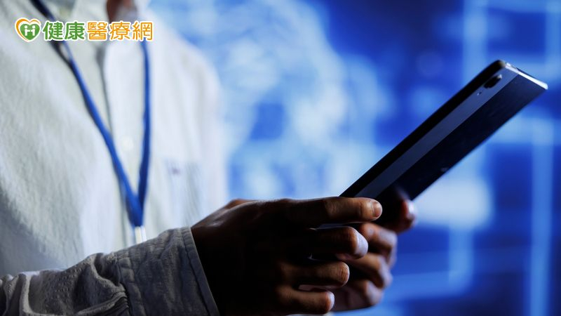 未來，AI在醫療中的角色將更加普及。即使不需理解複雜技術原理，保持開放心態善用科技，將有助於提升個人與家人的健康安全。