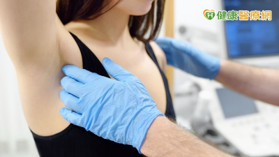 乳癌術後意外懷孕　新手媽「重建乳房手術」重拾自信