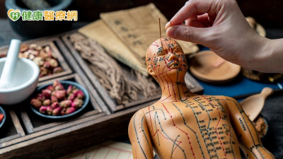 不只手抖、越走越慢！中醫解析巴金森氏症五大證型與調理方向