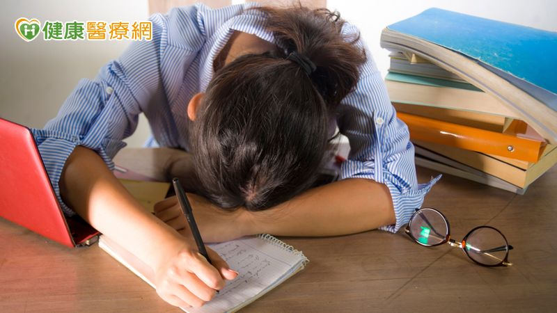 許多孩子在這段時間可能出現睡不好、情緒煩躁、難以集中注意力，甚至有胃口差、頭痛、肌肉緊繃、心悸等身體不適。
