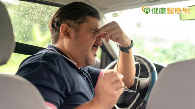 頭痛臉麻、手腳突乏力像中風！元兇竟是「長期壓力」　好好紓壓助改善