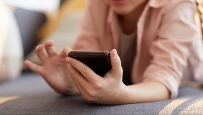 中國青年長時間使用手機，最後中風