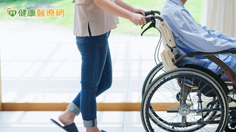 民眾若曾有過外傷、手術或放射治療病史，在面對肺部腫瘤治療時，應主動告知醫師，以方便評估最適合患者的手術方式選擇，才能兼顧治療效果與生活品質。