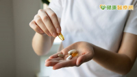 日吞20顆保健品　7旬男食道潰瘍！為何服用時「水喝不夠」也是雷？