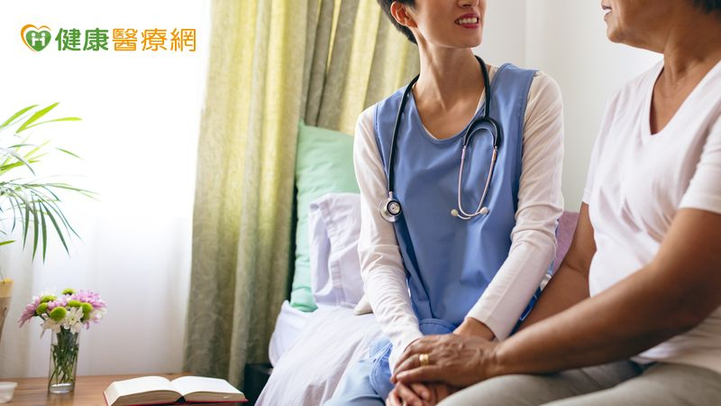 孫瑜醫師呼籲，若出現記憶力明顯退步、工作表現下降、處理事情變慢、判斷力改變等狀況，且已影響到生活或工作，應及早就醫評估。