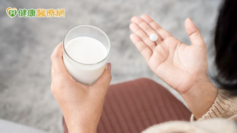 牛奶中的鈣質與蛋白質，可能會與抗生素結合，使藥物不容易被吸收，使得真正進入體內發揮作用的藥量變少。