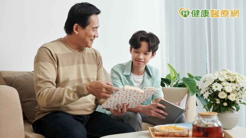 楊旻鑫心理師說明，若沒有長期的陪伴與了解，孩子自然也不願意分享自己在做什麼，所以第一件事是：別急著管，先試著懂。