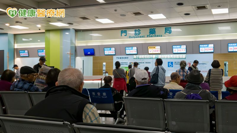 為避免民眾春節期間用藥中斷，健保署表示，開放持慢性病連續處方箋者可提前14天領藥。（示意圖／Shutterstock）