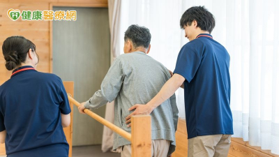 77歲阿嬤搬花盆 胸椎爆裂性骨折險癱瘓！醫急動刀救回行走能力