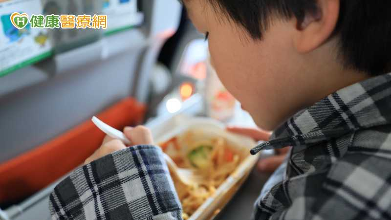 專家表示，用餐使用3C產品、親子共食，皆對兒童體位與飲食習慣有所影響。