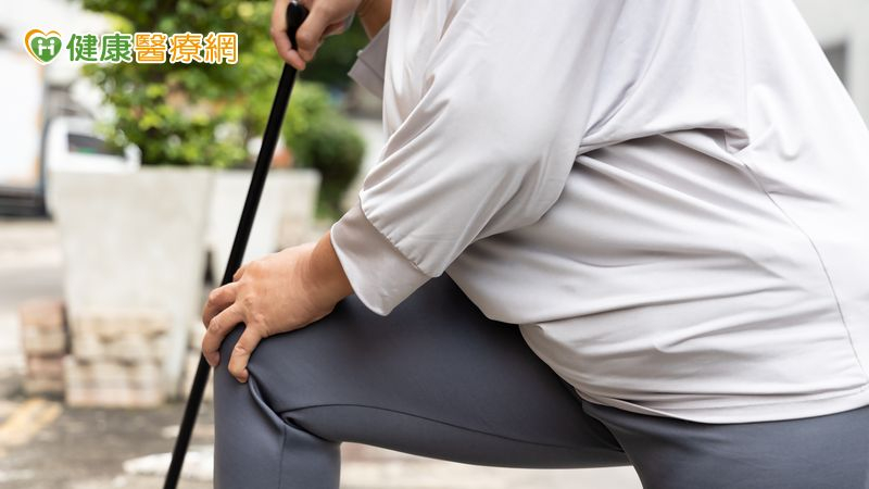 守護長輩骨骼健康應遵循「三不一要」原則：不隨意停藥、不輕忽疼痛、不忽視營養，且一定要精準篩檢。