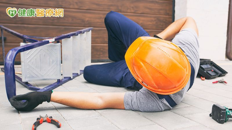 骨折不只傷骨也傷肉，整合治療掌握消腫黃金期。