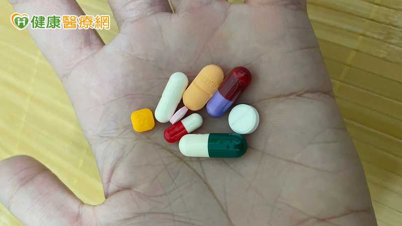 醫師表示，藥品不良反應常是除了中風、心肌梗塞、感染性疾病外，銀髮族掛號急診的一大原因，背後與多重用藥有關。圖為示意圖。