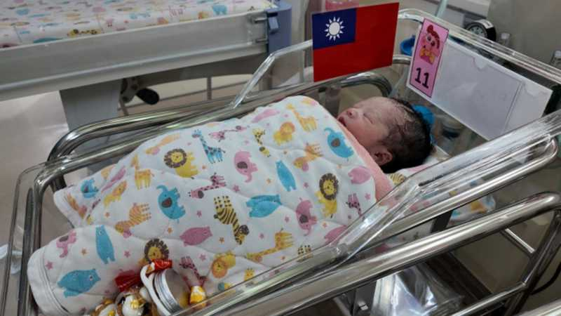 台中茂盛醫院昨日迎來今年第１個元旦寶寶。（記者陳金龍翻攝）