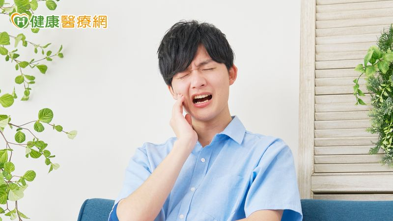 若牙齒上下左右晃動明顯，進食時都能清楚感覺到，通常還合併牙齦紅腫、化膿或疼痛，代表支撐牙齒的牙槽骨與牙周組織可能已遭到嚴重破壞。