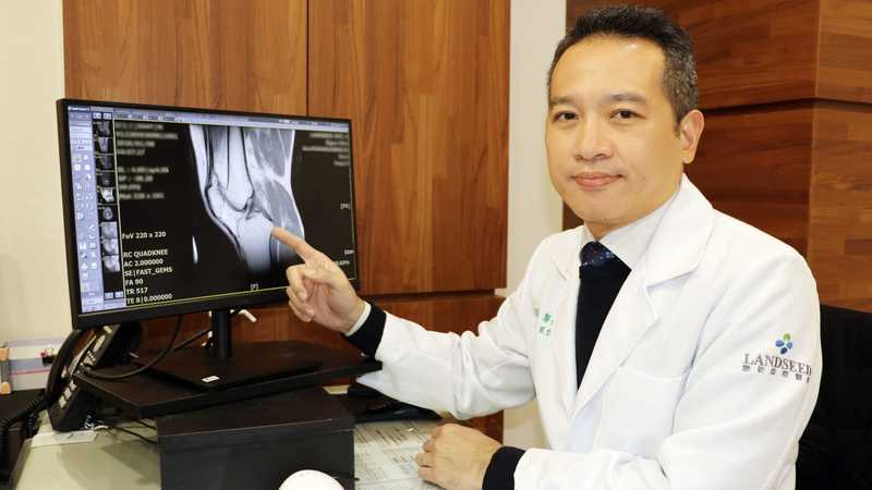 郭亮增提醒，特別是使用雙板滑雪者，一旦跌倒產生旋轉扭力，極易造成前十字韌帶撕裂。圖：聯新國際醫院提供