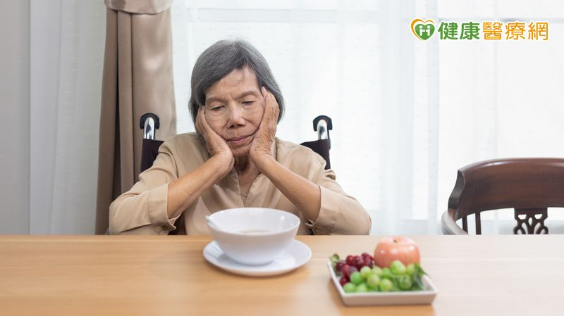 長者因生理老化、慢性病與多重用藥，常見從食道到腸道的多種問題。