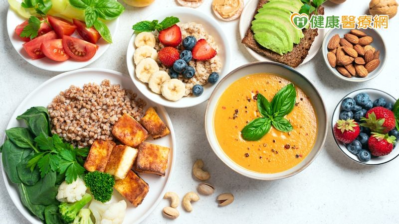 選擇天然、少加工、以植物性為主的餐食，不僅有助於腦部健康，更能長期守護認知功能，為高齡化社會中的失智預防提供實際可行的生活解方。 