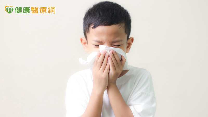 醫師表示，鼻病毒感染屬於民眾俗稱的感冒，台灣一直都有病例，多以打噴嚏、鼻塞及輕微咳嗽為主，整體致死率小於1%。
