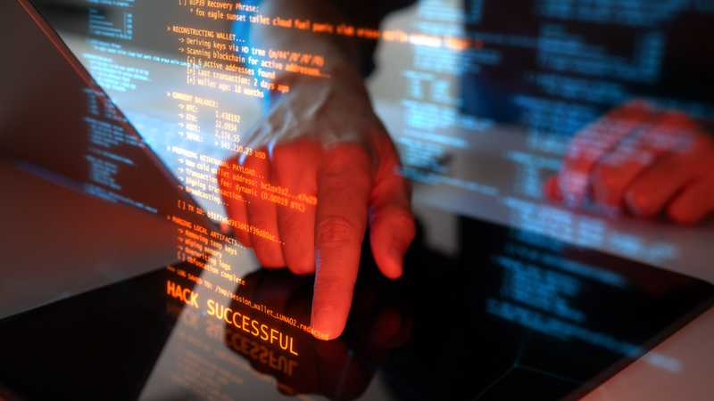 中正大學犯罪防治學系戴伸峰教授提醒，現代詐騙早就不是「碰運氣」的騙術，而是一套高度系統化、專門利用人性的流程。