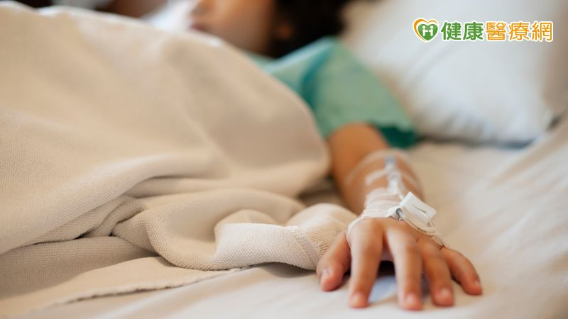 健保署陳亮妤署長表示，健保1月起將質子治療納入給付，優先提供於兒童癌症，預估每年約100名兒童受惠，健保共挹注1.05億點。