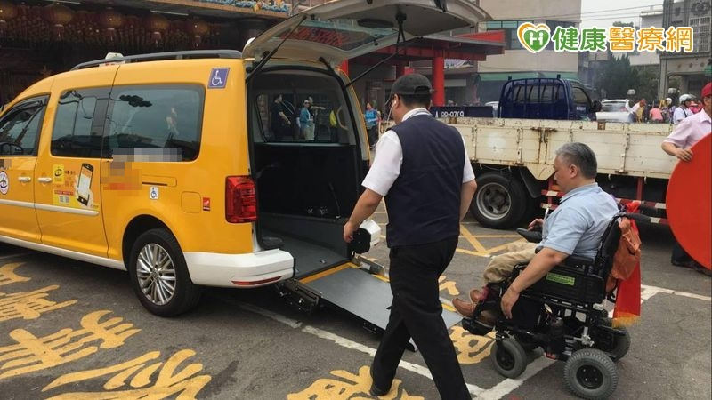 政大 EMBA 啟動 2026「幸福無礙」計畫，透過公益演唱會匯聚愛心，捐贈復康巴士助身障者跨出家門，以行動落實平權，守護弱勢族群的行路尊嚴。