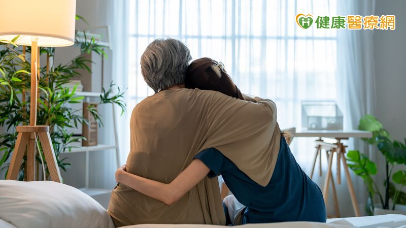 吳俊毅心理師指出，「確診」不是世界末日，只是要換一種方式相處，如果長輩確診為失智症、忘了子女的名字，不代表他忘了愛。