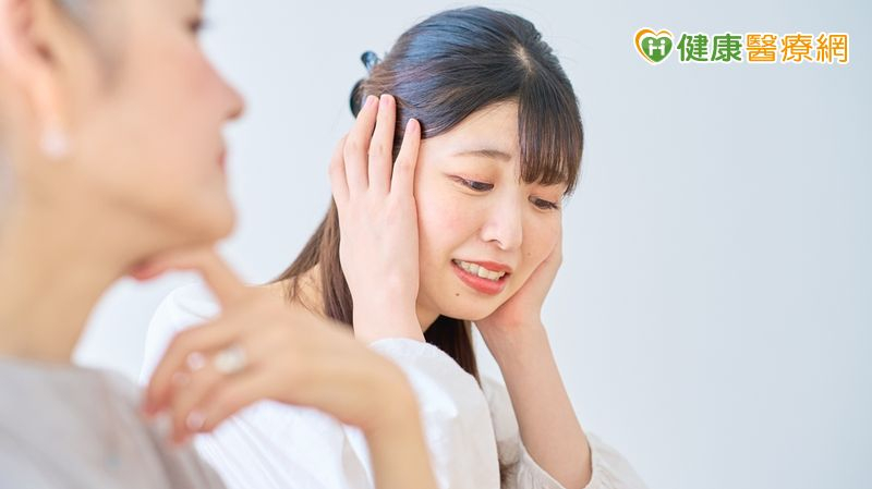 草屯療養院院長丁碩彥強調，若焦慮或情緒低落持續超過兩週，且影響睡眠與日常功能，應主動尋求專業醫療協助。