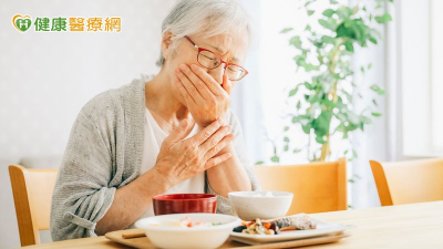 老幼飲食慎防噎食　醫揭「最新急救指引」：應先拍背