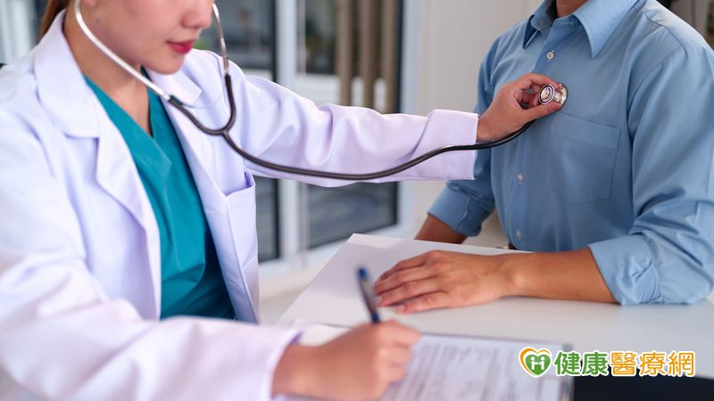 急診醫學科醫師呂慧君表示，許多人只有在身體出現明顯不適的時候，才想到看去醫生，但事實上，許多慢性病都是無聲的殺手。